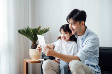 爸爸和女儿在家使用平板电脑