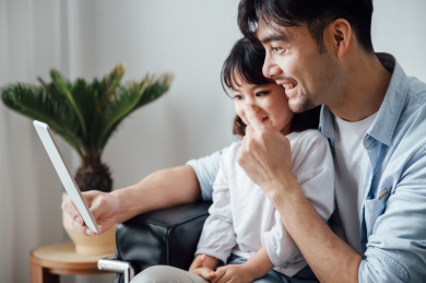 爸爸和女儿在家使用平板电脑