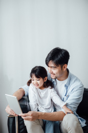 爸爸和女儿在家使用平板电脑