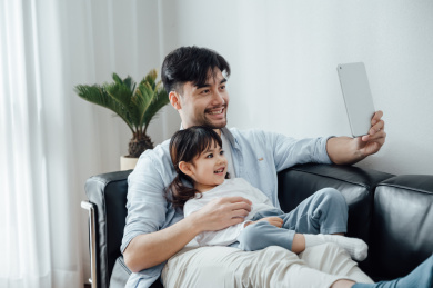 爸爸和女儿在家使用平板电脑