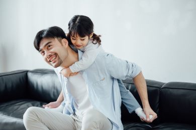 爸爸和女儿在家玩游戏