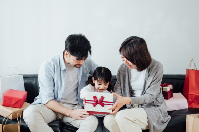 爸爸妈妈和女儿在家拆礼物