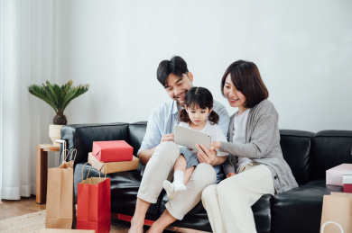 爸爸妈妈和女儿在家使用平板电脑