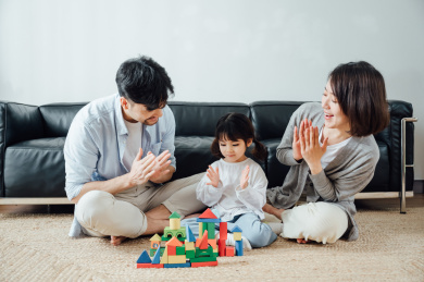 爸爸妈妈和女儿在家搭积木