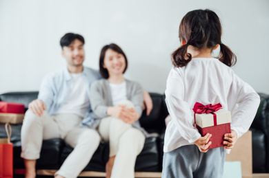 女儿送给爸爸妈妈礼物
