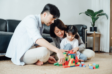 爸爸妈妈和女儿在家搭积木