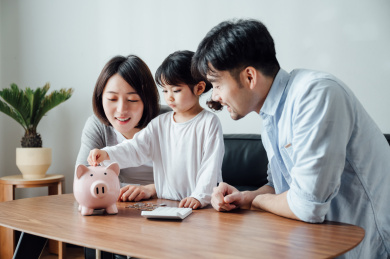 爸爸妈妈和女儿在家数硬币
