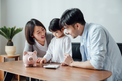 爸爸妈妈和女儿在家数硬币