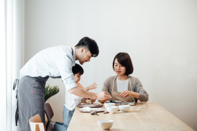 爸爸妈妈和女儿在家包饺子