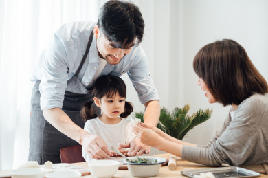 爸爸妈妈和女儿在家包饺子