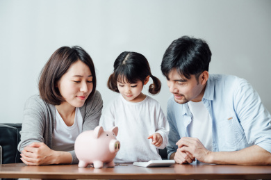 爸爸妈妈和女儿在家数硬币