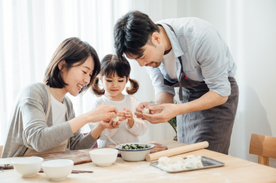 爸爸妈妈和女儿在家包饺子