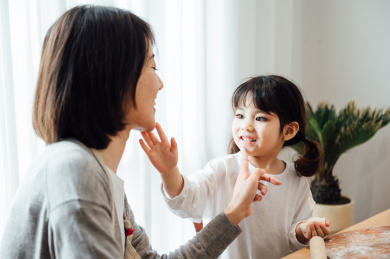 爸爸妈妈和女儿在家包饺子