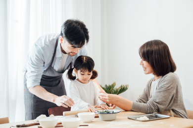 爸爸妈妈和女儿在家包饺子