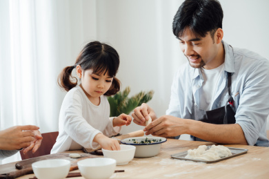 爸爸妈妈和女儿在家包饺子