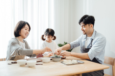 爸爸妈妈和女儿在家包饺子