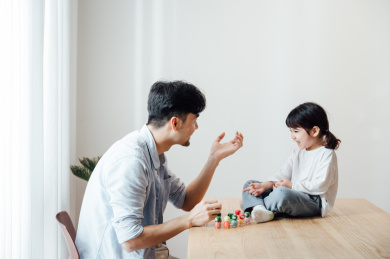 爸爸和女儿在家涂指甲油