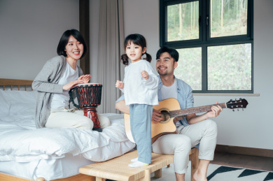 爸爸妈妈和女儿在家唱歌