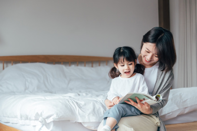 妈妈和女儿在家读书