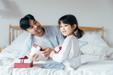 爸爸和女儿在家拆礼物