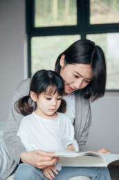 妈妈和女儿在家读书