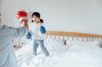 爸爸和女儿在床上打拳击
