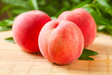 竹垫子上放着春雪水蜜桃 