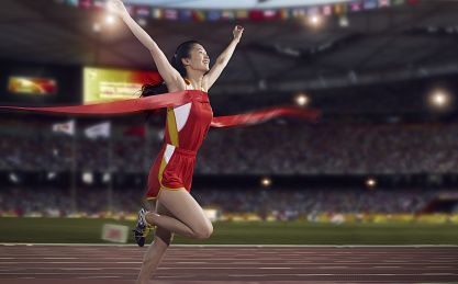 田径运动员在赛场比赛