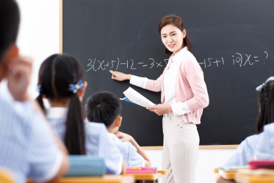 女教师和小学生们在教室里