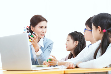 女教师和小学生使用电脑