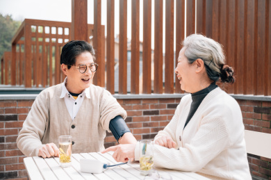 亚洲老年夫妇测量血压