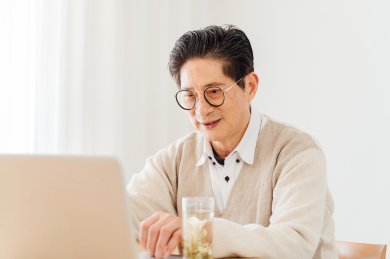 亚洲老年男性使用笔记本电脑