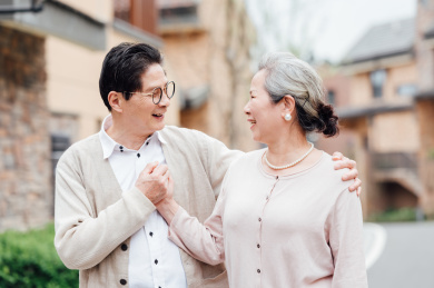 亚洲老年夫妇在小区散步