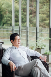 亚洲老年男性看风景