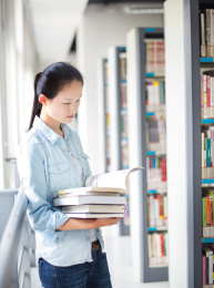 大学生在图书馆看书