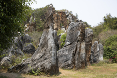 中国海南儋州石花水洞景区山脚下的石林