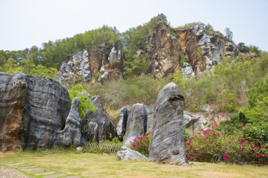 中国海南儋州石花水洞景区山脚下的石林