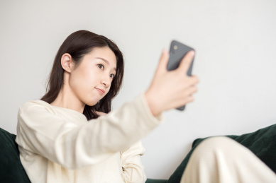 年轻女士在使用手机自拍