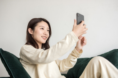 年轻女士在使用手机自拍