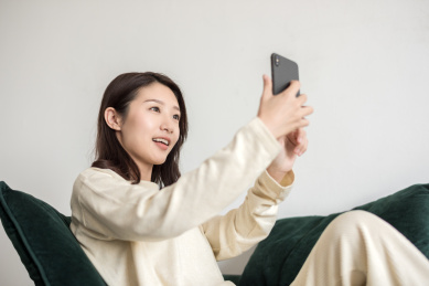 年轻女士在使用手机自拍