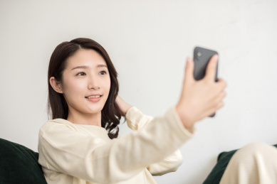 年轻女士在使用手机自拍