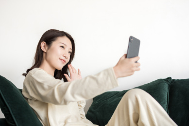 年轻女士在使用手机自拍