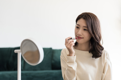 年轻女士在客厅化妆