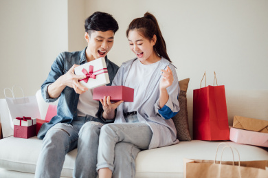 亚洲年轻情侣在家拆礼物