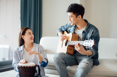 亚洲年轻情侣在家弹琴唱歌