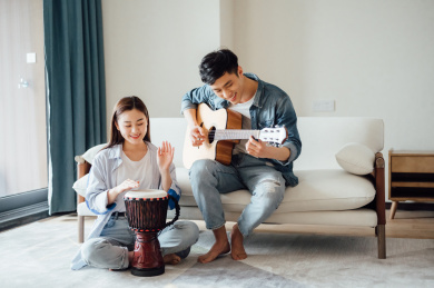 亚洲年轻情侣在家弹琴唱歌