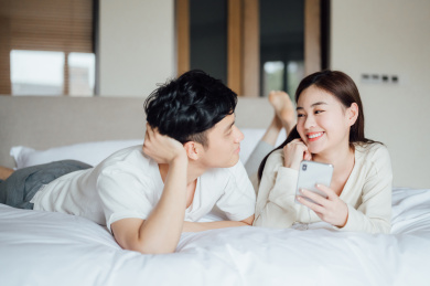 亚洲年轻情侣在家一起听歌