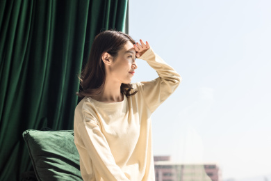 坐在窗台边的年轻女性