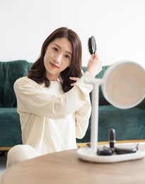 年轻女士在梳头发