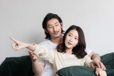 年轻情侣坐在沙发上